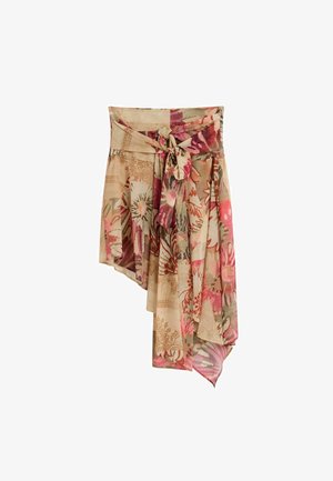 Falda beige asimétrica con patrones florales y abstractos en rosa, rojo y verde, con cinturón ajustable anudado en la cintura y diseño de tela en capas.