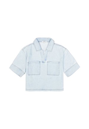 Chemise en denim bleu clair à manches courtes avec col, dotée de deux poches avant et d'une couture contrastante. Design décontracté et raccourci.