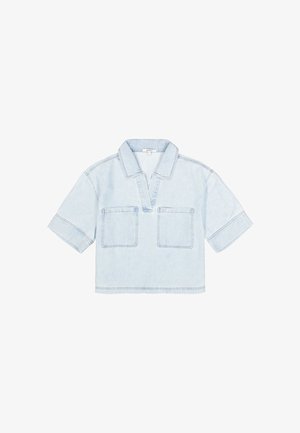 Chemise en denim bleu clair à manches courtes avec col, dotée de deux poches avant et d'une couture contrastante. Design décontracté et raccourci.
