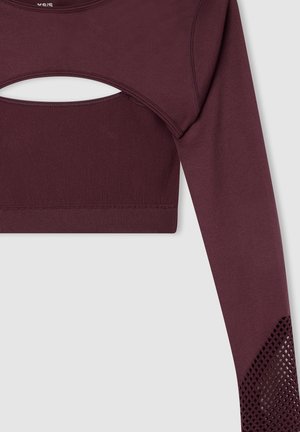 Crop top borgogna a maniche lunghe con un design a taglio grezzo. Presenta dettagli in rete testurizzata sulle maniche e orlo a coste per una maggiore struttura.