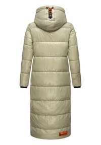 Lange, dikke winterjas in lichtbeige, met horizontale stiksels, een trekkoordcapuchon en zwarte manchetten. Opvallende logo patch aan de onderkant.