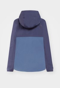 Blau und dunkelblaue Jacke mit Kapuze, die ein farbblockiertes Design und stoffliche Struktur aufweist. Beinhaltet verstellbare Bündchen und ein dezentes Logo-Detail.