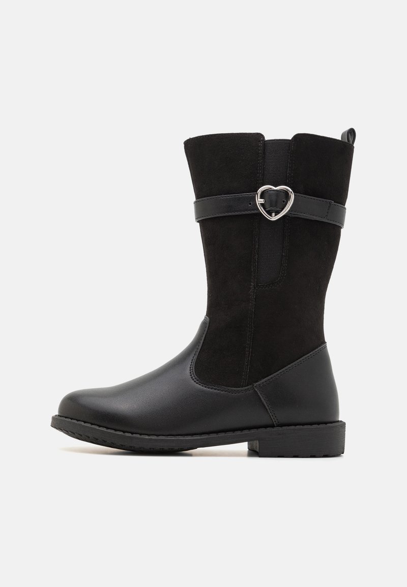 Botte noire mi-mollet en cuir et daim mélangés, ornée d'une sangle décorative avec boucle argentée en forme de cœur et d'un petit talon bloc.