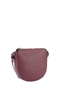 Burgundská kabelka přes rameno s texturovaným povrchem, zipovým uzávěrem, nastavitelným popruhem a embosovaným logem na přední straně. Kulatý tvar.