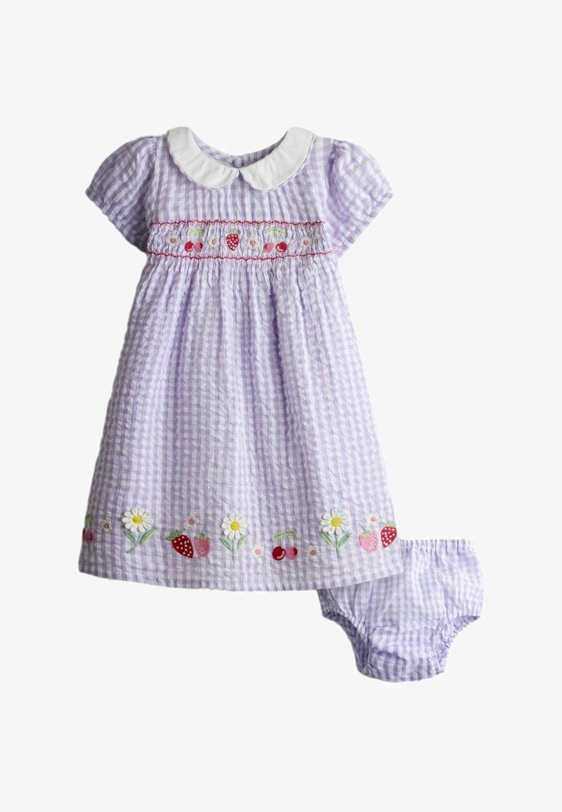 Robe bébé en vichy lavande avec col Peter Pan blanc, fleurs et fruits brodés, assortie à un couvre-couche.