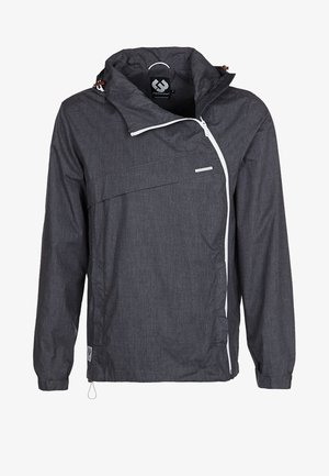 Šedá lehká bunda s kapucí, dlouhými rukávy a diagonálním bílým zipem. Má texturovanou tkaninu a zvýrazněnou přední kapsu.