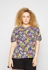 Blusa floral com fundo azul escuro, apresentando flores coloridas em rosa, amarelo e verde. Mangas curtas com balão e decote redondo.