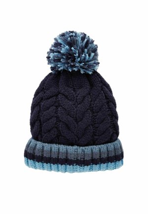 Bonnet en tricot marine avec un pompon, présentant une texture en tricot torsadé et une bande côtelée rayée bleue multicolore en bas.