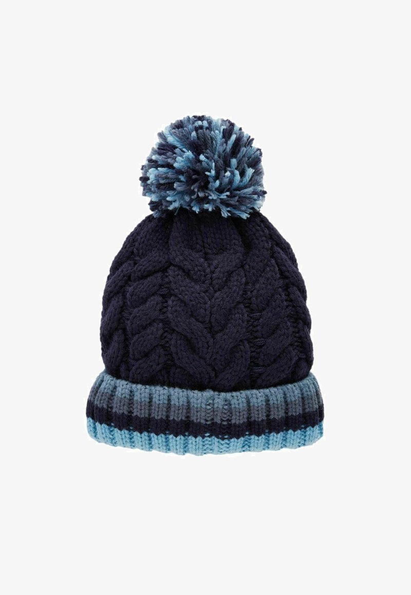 Granatowa czapka dzianinowa z pomponem, z teksturą w warkocze i wielobarwno niebieskim prążkowanym paskiem na dole.