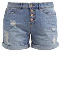 Shorts de mezclilla en azul claro con un aspecto desgastado, que presentan parches deshilachados, dobladillos enrollados y cinco botones metálicos en la parte frontal para el cierre.