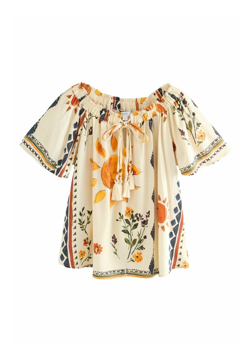 Top off-the-shoulder in leggero tessuto beige con motivi floreali e solari, accentuato da nastri a frangia e bordi contrastanti blu navy.