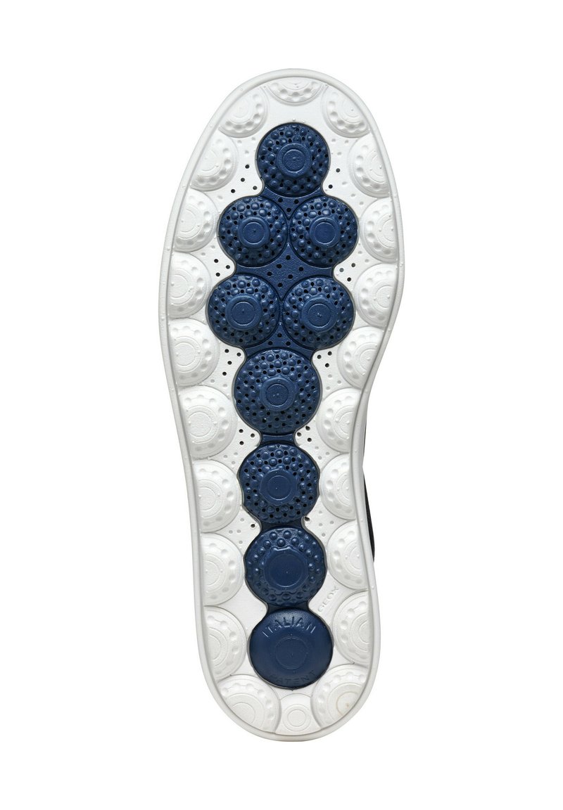Semelle de chaussure avec une base blanche et un motif d'accents circulaires bleus, présentant des surfaces texturées et des trous de ventilation pour une adhérence et un confort optimal.