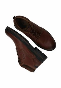 Zapatos de cuero marrón con un acento texturizado, punta redonda, cordones y suela de goma negra con cuadros para agarre.