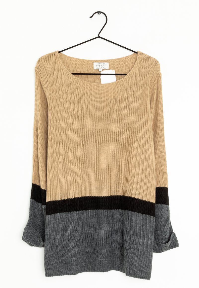 Pull en tricot à blocs de couleurs beige, noir et gris avec manches longues, suspendu sur un cintre noir contre un fond blanc.