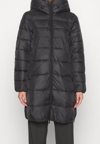 Černá prošívaná bunda s kapucí, zapínáním na zip vpředu, vertikálním prošíváním a bočními kapsami. Hladký, lesklý povrch a elastické manžety.