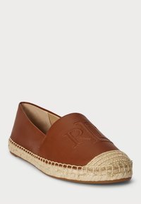 Hnědé kožené espadrilky na slip-on s tkanou juteovou podrážkou; obsahují embosované logo na svršku a zaoblený design špice.