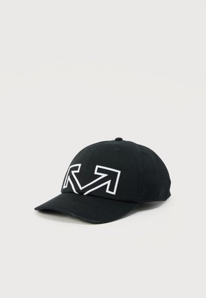 Gorra de béisbol negra con visera curvada que presenta un logotipo de flechas dobles blancas bordado en el panel frontal.