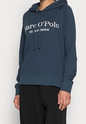Felpa con cappuccio in tessuto blu petrolio, con il logo bianco "Marc O'Polo EST. STOCKHOLM" sul davanti, dotata di cordoncino e polsini a coste.