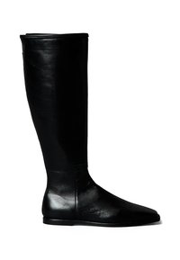 Bota negra de cuero hasta la rodilla con punta puntiaguda, textura lisa, diseño minimalista y suela plana. Sin herrajes ni adornos visibles.