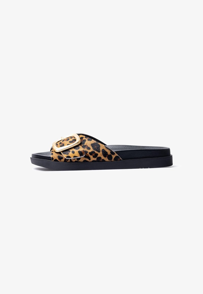 Sandalen met luipaardprint, een zwarte gevoerde zool en een gouden vierkante gesp op de band, met een zachte textuur.