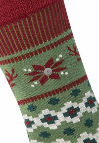 Strickweih socke mit einem roten gerippten Bund, grünem Körper mit floralen Mustern und einem silbernen Logo-Button. Weicher Textur, festliches Design.