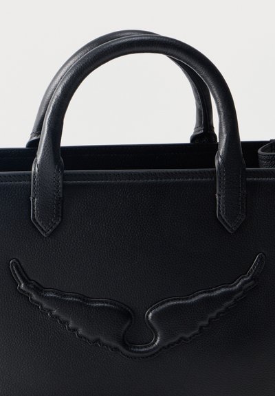 Μαύρη δερμάτινη τσάντα χειρός με διπλές λαβές και ανάγλυφο σχέδιο σε σχήμα φτερού στο μπροστινό μέρος, απεικονίζεται σε απλό φόντο.