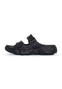 Sandale à glissière noire en plastique moulé avec deux sangles ajustables, présentant une surface texturée et une semelle courbée, conçue pour le confort et la durabilité.