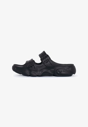 Sorte formpresset sandaler med to justerbare remmer, som har en teksturert overflate og buet såle, designet for komfort og holdbarhet.