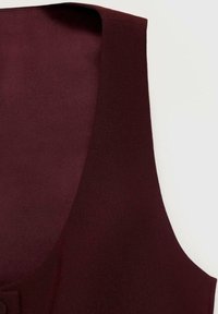 Gros plan d'un vêtement sans manches bordeaux foncé en tissu lisse avec un col arrondi sur fond blanc.