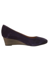Chaussure à wedge en daim violet avec un bout arrondi et un talon brun strié, arborant une texture lisse et un design discret.