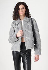 Vero Moda Tall VMSONJALUIS SHORT JACKET - Vinterkåpe / -frakk - griffin
