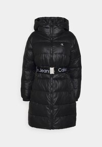 Czarna kurtka puchowa z kapturem, zamkiem błyskawicznym i elastycznymi mankietami. Posiada logo Calvin Klein oraz kontrastowy pasek z metalową klamrą.