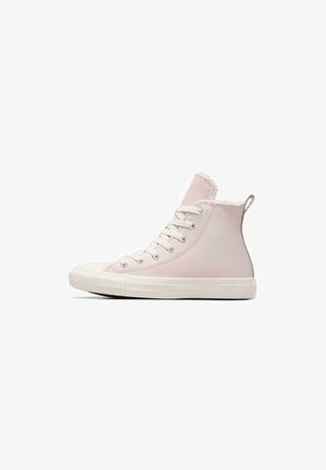 Zapatillas altas de material sintético en rosa claro; suela y puntera de goma blanca; diseño de cordones con forro de pelo suave en el cuello.