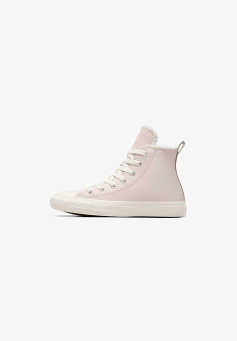 Zapatillas altas de material sintético en rosa claro; suela y puntera de goma blanca; diseño de cordones con forro de pelo suave en el cuello.