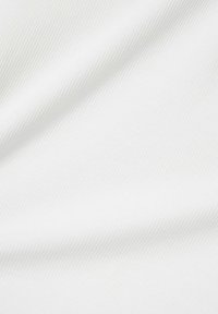 Tissu blanc avec une texture légèrement côtelée, une apparence lisse et un léger éclat, présenté en douces plis et courbes.