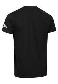 Sort bomulds T-shirt med klassisk rund hals og korte ærmer. Har et hvidt løvegraphic på venstre ærme. Glat tekstur, afslappet design.