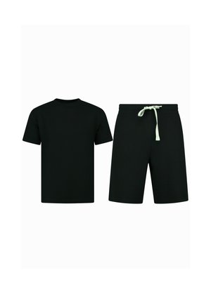 Zwart T-shirt met korte mouwen en zwarte knielange korte broek met wit trekkoord, weergegeven tegen een witte achtergrond, casual outfit set.