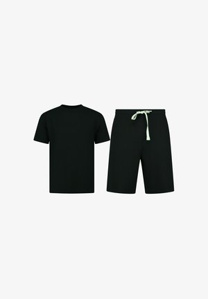 Zwart T-shirt met korte mouwen en zwarte knielange korte broek met wit trekkoord, weergegeven tegen een witte achtergrond, casual outfit set.