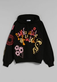 Musta huppari, jossa värikkäitä grafiikoita teksteineen, kukkineen ja abstrakteine muotoineen. Puuvillasekoitetta, pitkähihaiset, säädettävä kiristysnyöri hupussa.