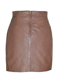 Gonna in pelle marrone con chiusura zip sul retro, texture liscia e leggero lucido, presenta un design aderente e minimale.