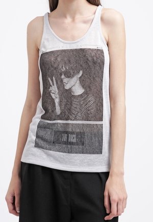 Grijze tanktop met een grafische print van een persoon in een zonnebril en een vredesteken, tekst "HOLD ON" en "YOU ROCK".