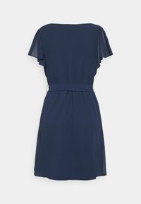 Mörkblå klänning med korta fladderärmar, en samlad midja och en flödande kjol, tillverkad av lättviktig tyg med en mjuk yta.