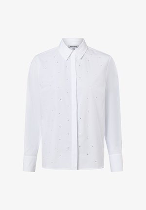 Weißes Langarmhemd mit einem Button-Down-Kragen, das ein Muster aus kleinen silbernen Verzierungen auf der Vorderseite aufweist. Glatte Stofftextur.