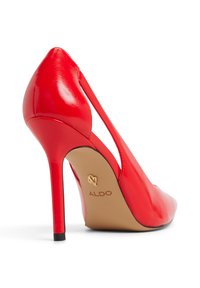 Scarpa con tacco alto in pelle verniciata rossa, con punta affusolata e lati tagliati, caratterizzata da un elegante tacco stiletto e un dettaglio in oro con logo sulla suola.