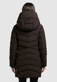 Giacca puffer marrone con un motivo a zigzag, dotata di un ampio cappuccio, maniche lunghe e un logo laterale. Tessuto morbido e strutturato con una vestibilità slim.