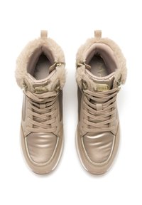 Zapatillas altas beige de cuero sintético brillante, con un suave collar beige, detalles en dorado y cordones texturizados.