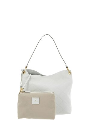 Weiße Lederhandtasche mit Diamantmuster, ausgestattet mit einem abnehmbaren beigen Beutel. Die Akzente umfassen einen grauen Trageriemen und goldene Beschläge.