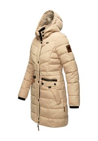 Manteau rembourré beige avec capuche, doté d'une doublure en fausse fourrure, de poches zippées et d'accents noirs. Texture lisse avec un design matelassé.