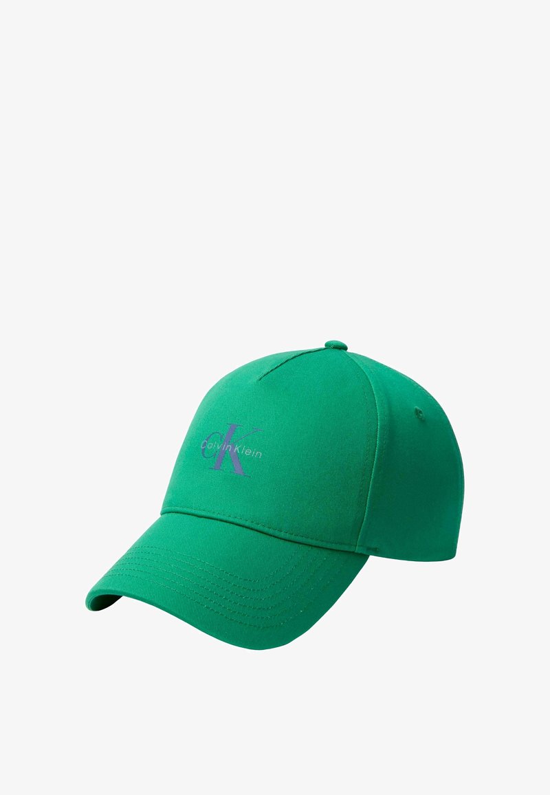 Casquette de baseball verte avec une visière incurvée, arborant un petit logo Calvin Klein violet à l’avant.
