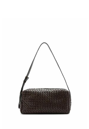 Petit sac à bandoulière en cuir marron foncé avec texture tissée, forme rectangulaire, fermeture éclair et bandoulière réglable.